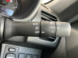 レバーには各種スイッチの表示がまとめられ、運転席から目で確認しやすい配置です。表示を見ながら操作内容を把握しやすく、日常の運転で使う装備を手元で扱える便利なつくりとなっています。