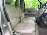 明るい色合いのシートにゆとりのある座面を備え、運転席と助手席それぞれにヘッドレストを配置。乗り降りしやすく、毎日の移動にも使いやすい室内です。