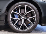 BMWの純正アロイホイールは軽量かつ強度にも優れているホイールで走行性能を引き上げる設計になっております。足元にもBMWは妥協がなくこだわっている個所になります。