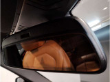 BMWではルームミラーの裏側にETCの車載器が内蔵されており、別途で車載器の購入必要なしで非常にスマート。皆様が驚かれるポイントのでもあります