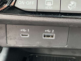 充電端子が装備されていますので車内でスマートフォンなどの充電が可能です。