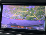 車両後方の映像にガイドラインが重なり、駐車時の周囲確認をサポートします。画面の案内も見ながら、車両周辺を確認しやすい装備です。