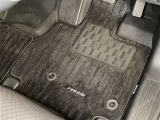 フロアマット標準装備。車内を清潔に保ちます。