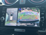 後方の映像に加え、周囲を上から見た表示も確認できるため、駐車時の位置合わせをサポートします。画面の案内を参考に、狭い場所での切り返しにもお役立てください。