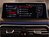 【ⅰドライブナビゲーション】文字情報も鮮明に表示する高解像度カラーディスプレイを採用。視認性に優れた地図デザインと特徴的な建造物を目印にした描写表示で現在位置を把握できます。地図データの更新も可能です