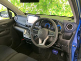 運転席まわりはメーターやナビ画面が視線の先にまとまり、運転中も確認しやすいレイアウトです。シートに座った状態で前方を見渡しやすく、日々の運転にもなじみやすい室内空間となっています。