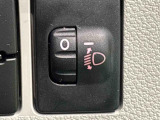 対向車や先行車への配慮が可能。積載物の状況に応じてヘッドライトの照射角度を手動調整できるスイッチ。