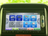 FM/AMやCD/DVD、USBなどの選択肢が画面にまとまり、音源を選びやすい構成です。目的地設定や電話、履歴の項目も備わり、日々の移動を便利にサポートします。