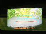 車両後方の映像にガイド線が表示され、駐車時に周囲との位置関係を画面で確認できます。後退時の目安として活用でき、車庫入れや駐車場での操作をサポートします。