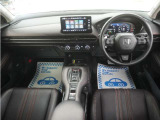 運転にかかわる様々な操作を安全に行えるように視点移動が少なく、操作性に配慮されたスイッチ類が凝縮されたコクピットです。