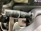 前後のワイパーに関する表示がレバーにまとめられ、操作位置を確認しやすい仕様です。雨天時など視界の確保が必要な場面でも、手元で扱いやすく日常の運転に役立ちます。