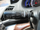 レバーをAUTOの位置に設置しておくと、雨滴量と車速に応じて停止・間欠作動・低速作動・高速作動のいずれかの自動作動に切り替わります。雨天時にはスイッチ操作をせずともスッキリした視界が保たれます!