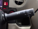 便利なオートライトコントロール機能付。暗くなるとヘッドライトを自動でつけてくれます。トンネルの多い郊外の道や、高速道路のトンネルを走行する時などは大変便利です。