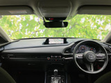運転席から前方を見渡しやすいレイアウトで、メーターや中央画面も視線の届きやすい位置にまとまっています。落ち着いた色調の室内は清潔感があり、毎日の移動も気持ちよく過ごせそうです。