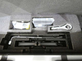 スペアタイヤレス車です。応急セットを搭載しております。