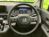 握りやすい形状のステアリングに、左右それぞれスイッチを配置。運転姿勢のまま手元で操作しやすく、表示部を確認しながら必要な機能にアクセスできます。毎日の運転をサポートする装備です。