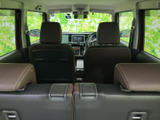 後席から前方まで見渡せる車内空間で、窓から外の様子を確認しやすい印象です。乗り降りの際や同乗者とのお出かけでも、車内の様子を把握しやすいレイアウトです。