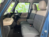 窓が大きく、運転席まわりから周囲を見渡しやすい室内です。ゆとりを感じる前席に肘掛けも備わり、落ち着いた色調のシートで日々の移動を快適に過ごせます。