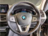 【ハンドル】ドライバーとBMW車の一体感がダイレクトに伝わるステアリングホイール。形状・太さへの拘りに加えて、操作性を高める為にスイッチ類も配置。クイックかつ安定のドライビングを体感下さい!