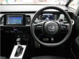 運転にかかわる様々な操作を安全に行えるように視点移動が少なく、操作性に配慮されたスイッチ類が凝縮されたコクピットです。