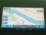 画面には地図と現在地の表示があり、周辺の道路や施設を確認しながら目的地までの移動をサポートします。表示変更や縮尺の操作項目も見やすく、運転前にルートを確認したい場面で活用いただけます。