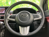 握りやすい形状のステアリングにスイッチ類がまとまり、運転姿勢のまま手元で各種操作を行えます。メーターや前方を確認しながら扱いやすく、日々の運転をサポートする装備です。