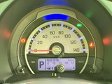 速度計と液晶表示がまとまり、走行に必要な情報を運転席から確認しやすい配置です。表示項目をひと目で把握しやすく、日々の運転を支えてくれます。