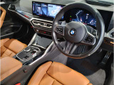 BMWの運転席はドライバーオリエンテッドという構造を採用。ドライバー目線の操作がしやすい設計になっており、ドライブ中にも目線の移動が少なく運転中にも簡単に操作ができます。