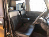 運転席の座面高さを調整できるシートリフターが付いています。フロントシートはベンチシートを採用で、座面も広く使い勝手もいいですよ♪