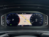 【Digital Cockpit Pro】基本の速度計とタコメーターの表示に加え、中央にドライビングデータやマップなどを少ない視線移動で視認できます。