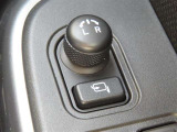 日本の駐車場は幅が広くないところが多くて、乗り降りが大変だったりしますよね。電動ミラーがあれば、室内でミラーをたためるので、駐車するときも便利ですね。
