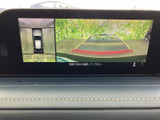 車両周囲の映像とガイド表示を画面で確認でき、駐車時の周辺確認をサポートします。映像を見ながら車体の位置を把握しやすく、切り返しや駐車の際にも心強い装備です。
