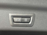 運転中にもオーディオの音量やFMの切り替えなどステアリングでの操作で切り替え可能なため、ステアリングから手を放す必要がない為、運転中でも操作が簡単でございます。