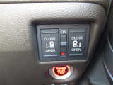 両側電動スライドドアが装備されています。狭い駐車場でも、乗り降りがスムーズに行えます。