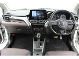 すっきりまとめられた視認性の良いインパネ周り。操作スイッチも使用しやすい位置に配置されています。
