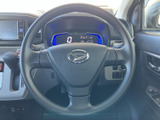 握りやすい形状で、運転姿勢に合わせて自然に手を添えられるステアリングです。周辺の表示やスイッチにも目を配りやすく、日々の運転を支える装備がまとまっています。