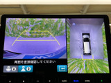 後方の映像に加え、車両周囲を上から見た映像も画面に表示。駐車時に周辺の状況を確認しやすく、画面の目安線も参考にしながら、狭い場所での車庫入れをサポートします。