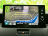 後方の様子を画面で確認でき、駐車時の周囲確認をサポートします。ガイド線も表示されるため、車庫入れや狭い場所での切り返しなど、日常の駐車シーンで役立ちます。