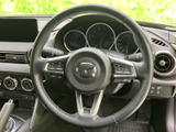 手元にはオーディオなどのスイッチが配置され、運転姿勢を保ちながら必要な操作を行いやすい構成です。各ボタンの表示も確認しやすく、日々の運転を便利にサポートします。