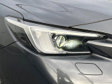 【LEDヘッドライト】悪天候や夜間走行時も良好な視界を確保し安心して運転できる高輝度LEDヘッドライトを装備!点灯速度が早く、消費電力も抑えられています。