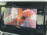 テレビ映像を表示できる画面を備えており、停車中の休憩時間などに番組を視聴できます。移動中の視聴を前提とせず、お出かけ先での待ち時間にも活用いただけます。