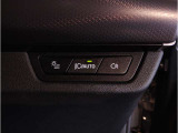 【ルームミラー一体型ETC車載器】ルームミラーの裏側に目立たない様に配置されたETCカード挿入口。スタイリッシュ且つ機能的なものとなっております。