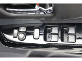 スイッチ一つで窓を開け閉めできるパワーウィンドウスイッチです。
