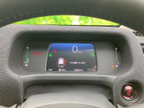 中央のディスプレイに速度やシフト位置、警告表示などがまとまり、運転に必要な情報を確認しやすい構成です。表示が見渡しやすく、日々の運転を支えてくれます。