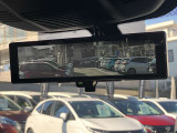 【インテリジェントルームミラー】車両後方のカメラ映像がミラー(液晶画面)に写るので、後席の人や荷物が写りこみません。夜間や悪天候でも視界が良好です♪