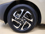 オプションのトヨタ純正アルミホイール装着車です