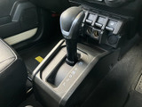 シフト位置が表示され、操作時に現在の選択を確認しやすい構成です。運転席から手を伸ばしやすい位置にあり、日々の乗り降りでも扱いやすく感じられます。