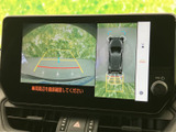 車両後方の映像に加え、周囲を俯瞰した表示も確認できる画面です。駐車時に車両周辺の状況を把握する手助けとなり、目視確認とあわせて、狭い場所での取り回しをサポートします。