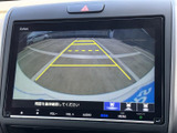 駐車時に後方の状況を画面で確認でき、表示されたガイド線を目安に車庫入れを進められます。周囲を目視で確かめながら使えるため、駐車に慣れていない方にも心強いサポートになります。