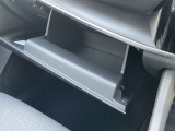 グローブボックスは奥行きたっぷり、大容量の収納スペース